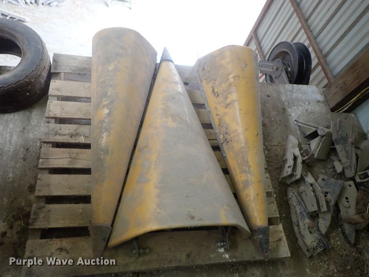 image for item DG3019 2003 Challenger CH830 corn head