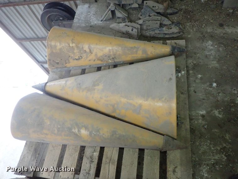 image for item DG3019 2003 Challenger CH830 corn head