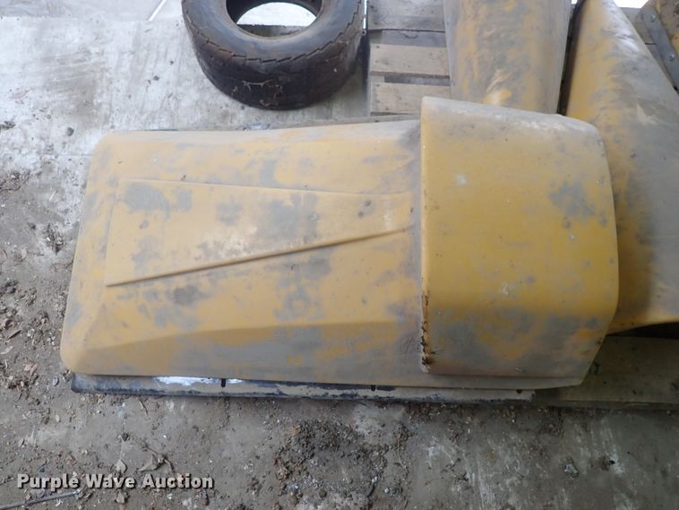 image for item DG3019 2003 Challenger CH830 corn head