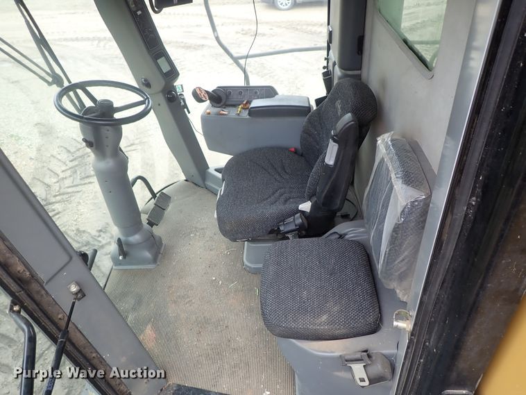 image for item DG3028 2005 Challenger 670 RWA combine