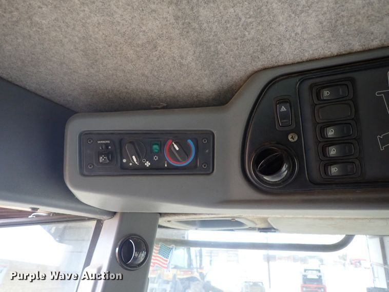 image for item DG3028 2005 Challenger 670 RWA combine