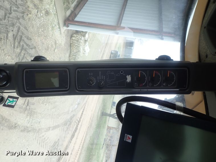 image for item DG3028 2005 Challenger 670 RWA combine