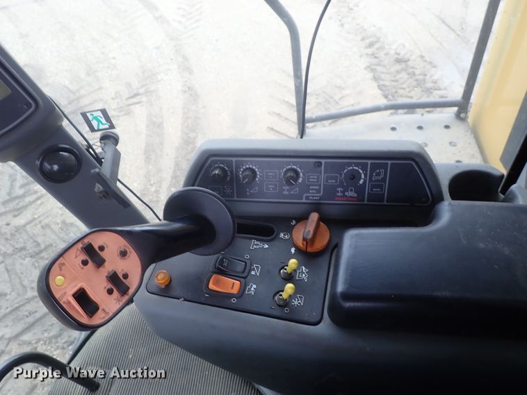 image for item DG3028 2005 Challenger 670 RWA combine