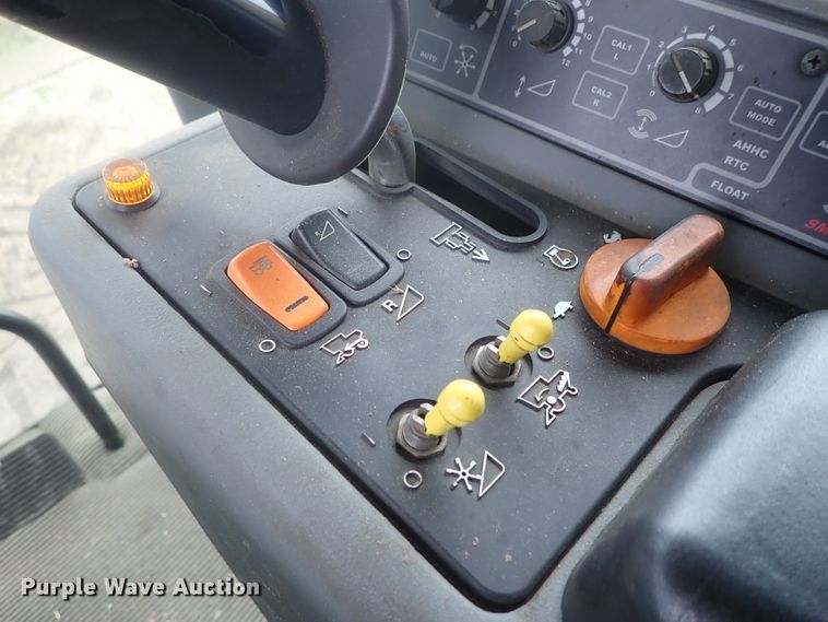 image for item DG3028 2005 Challenger 670 RWA combine