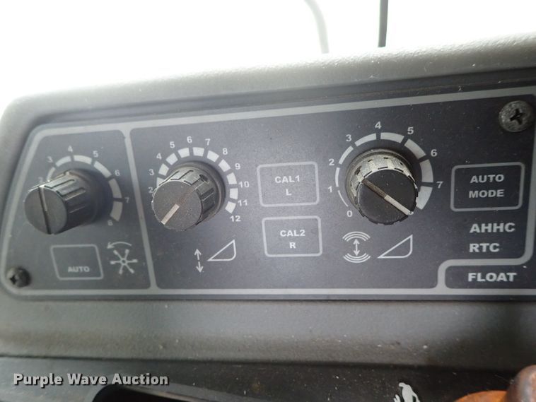 image for item DG3028 2005 Challenger 670 RWA combine