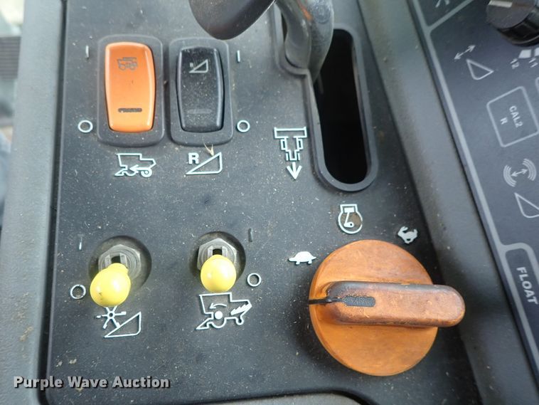 image for item DG3028 2005 Challenger 670 RWA combine