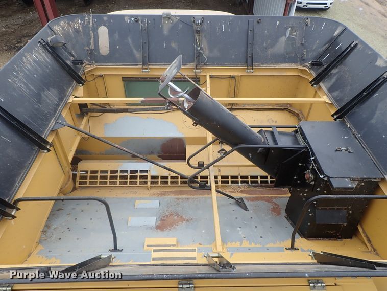 image for item DG3028 2005 Challenger 670 RWA combine