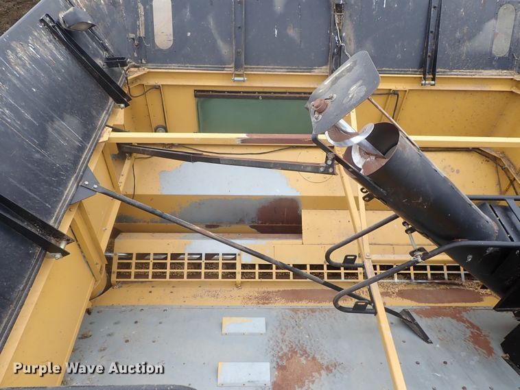 image for item DG3028 2005 Challenger 670 RWA combine