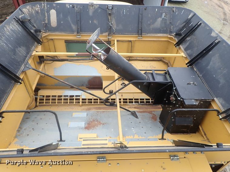 image for item DG3028 2005 Challenger 670 RWA combine