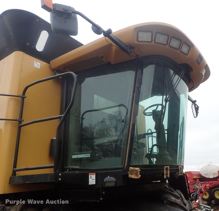 image for item DG3028 2005 Challenger 670 RWA combine