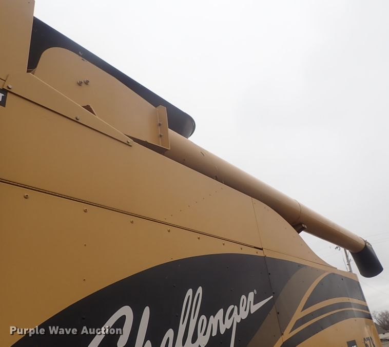 image for item DG3028 2005 Challenger 670 RWA combine