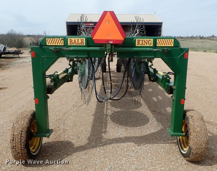 image for item DG3051 2009 Bale King VR1214 hay rake