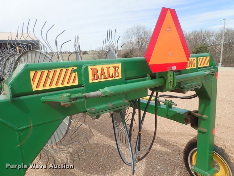 image for item DG3051 2009 Bale King VR1214 hay rake