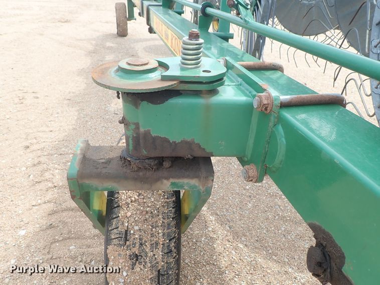 image for item DG3051 2009 Bale King VR1214 hay rake