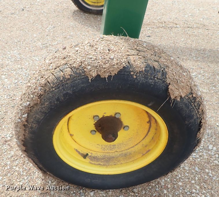 image for item DG3051 2009 Bale King VR1214 hay rake