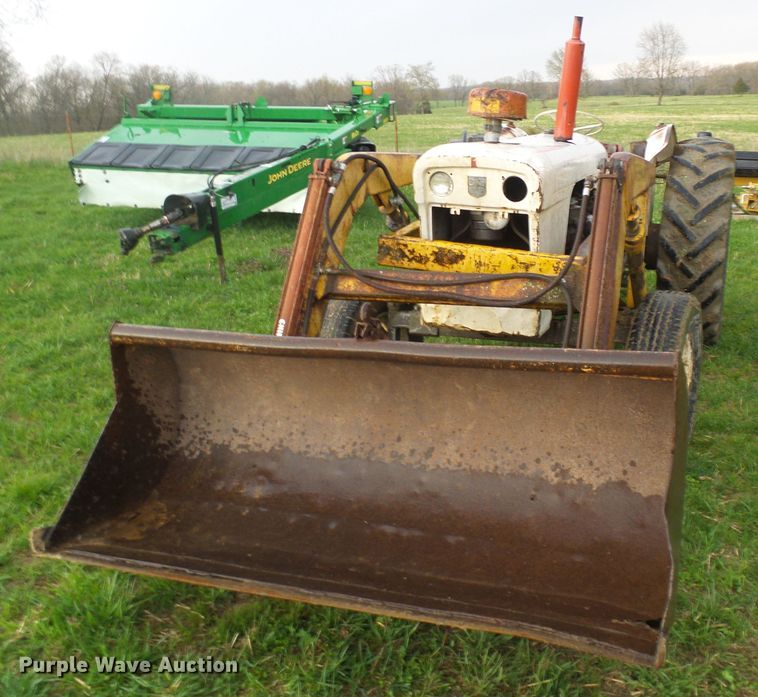 image for item DG5614 David Brown 990 tractor