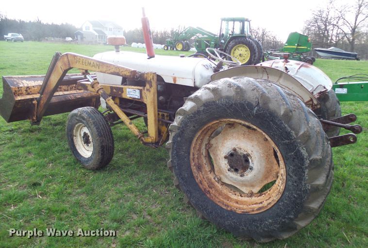 image for item DG5614 David Brown 990 tractor