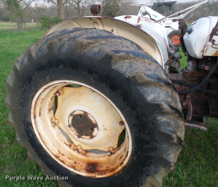 image for item DG5614 David Brown 990 tractor