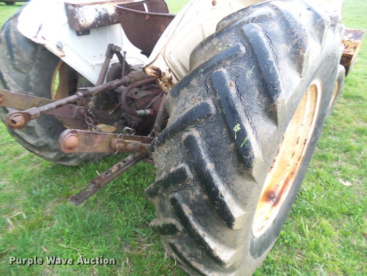 image for item DG5614 David Brown 990 tractor