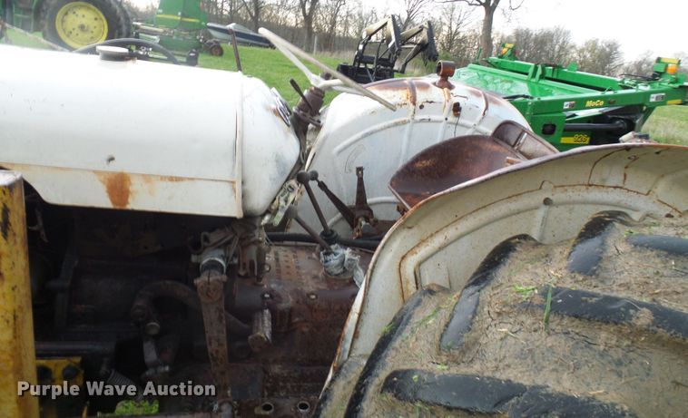 image for item DG5614 David Brown 990 tractor