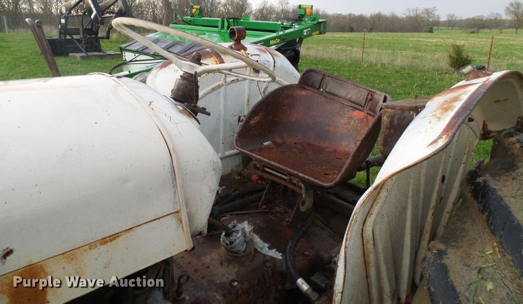 image for item DG5614 David Brown 990 tractor