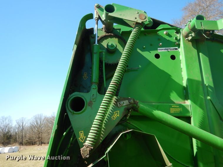 image for item DH6472 2004 John Deere 557 Mega Wide round baler