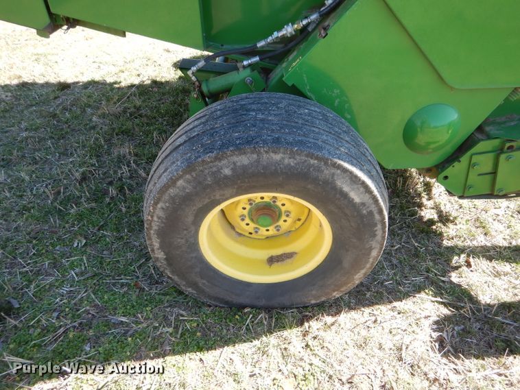 image for item DH6472 2004 John Deere 557 Mega Wide round baler