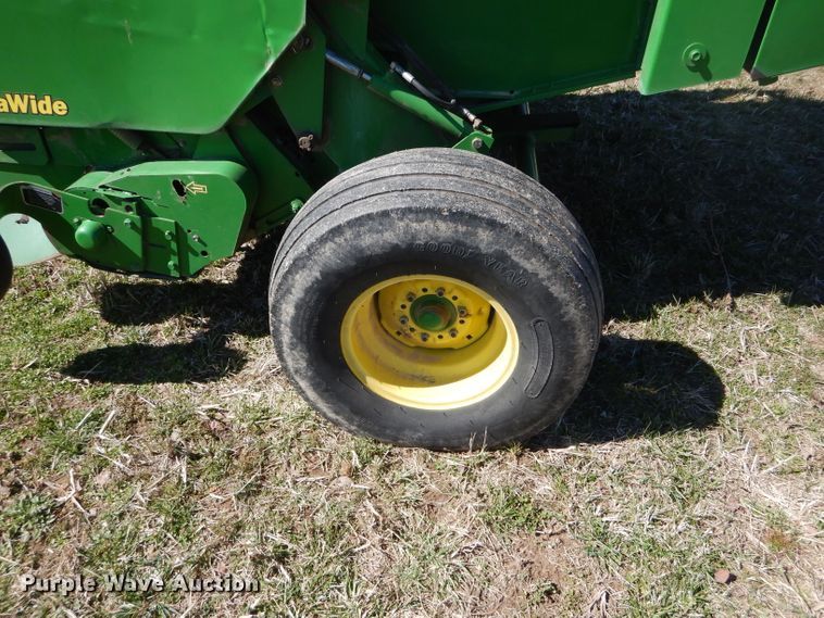 image for item DH6472 2004 John Deere 557 Mega Wide round baler