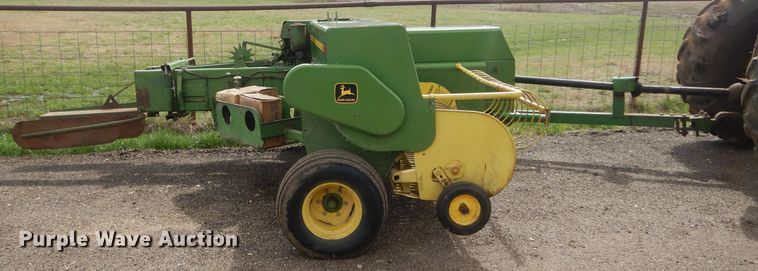 image for item GK9119 John Deere 346 small square baler