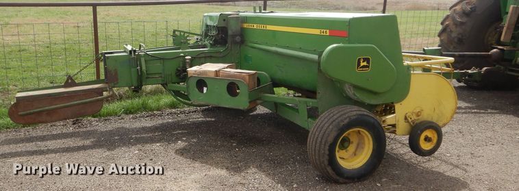 image for item GK9119 John Deere 346 small square baler