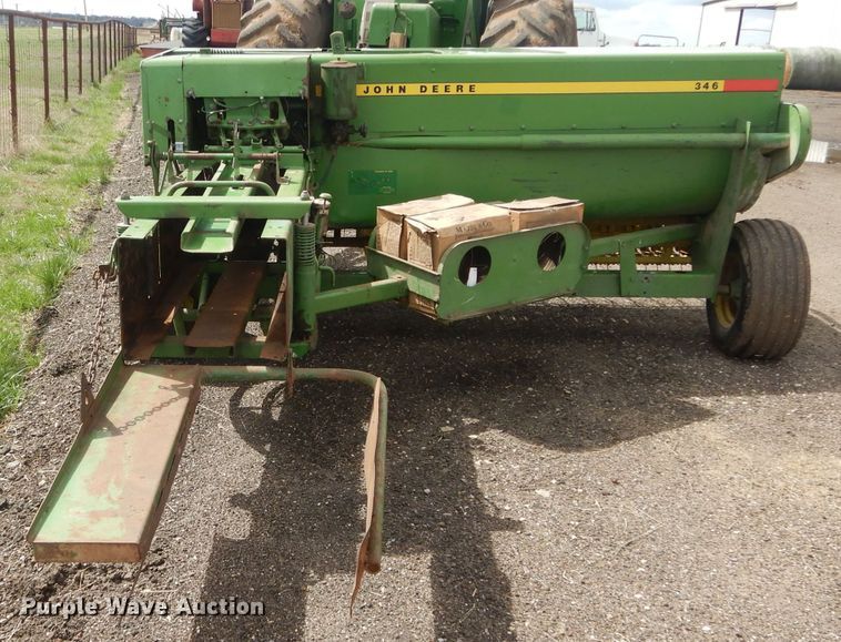 image for item GK9119 John Deere 346 small square baler
