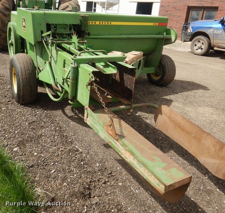 image for item GK9119 John Deere 346 small square baler