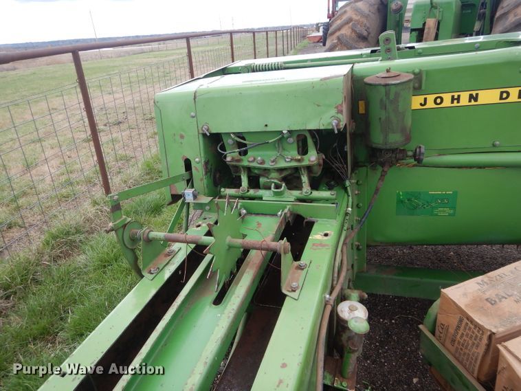 image for item GK9119 John Deere 346 small square baler