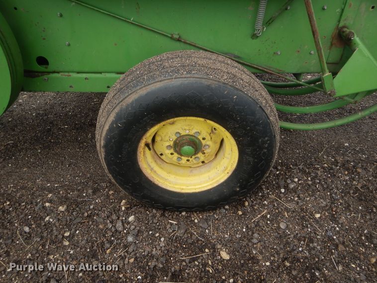 image for item GK9119 John Deere 346 small square baler