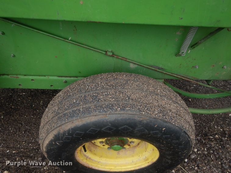 image for item GK9119 John Deere 346 small square baler