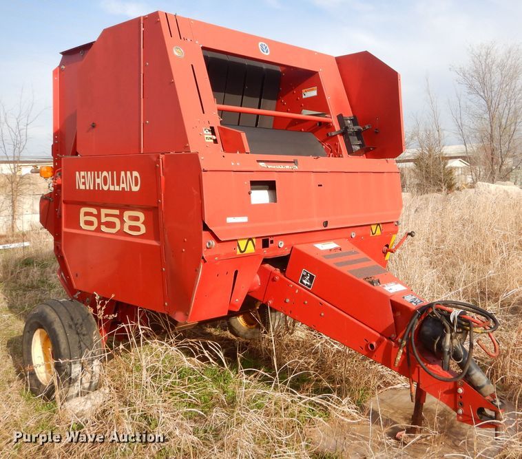 image for item GN9235 New Holland 658 round baler