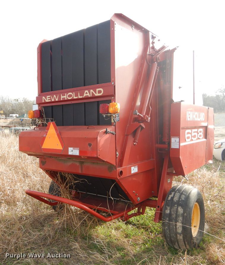 image for item GN9235 New Holland 658 round baler