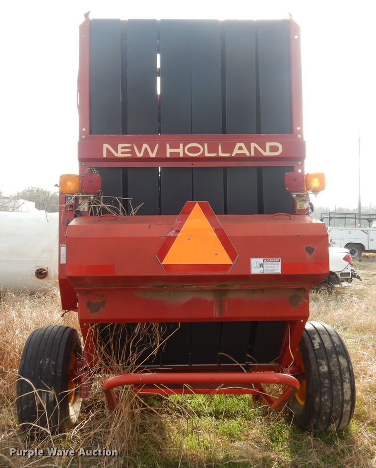 image for item GN9235 New Holland 658 round baler