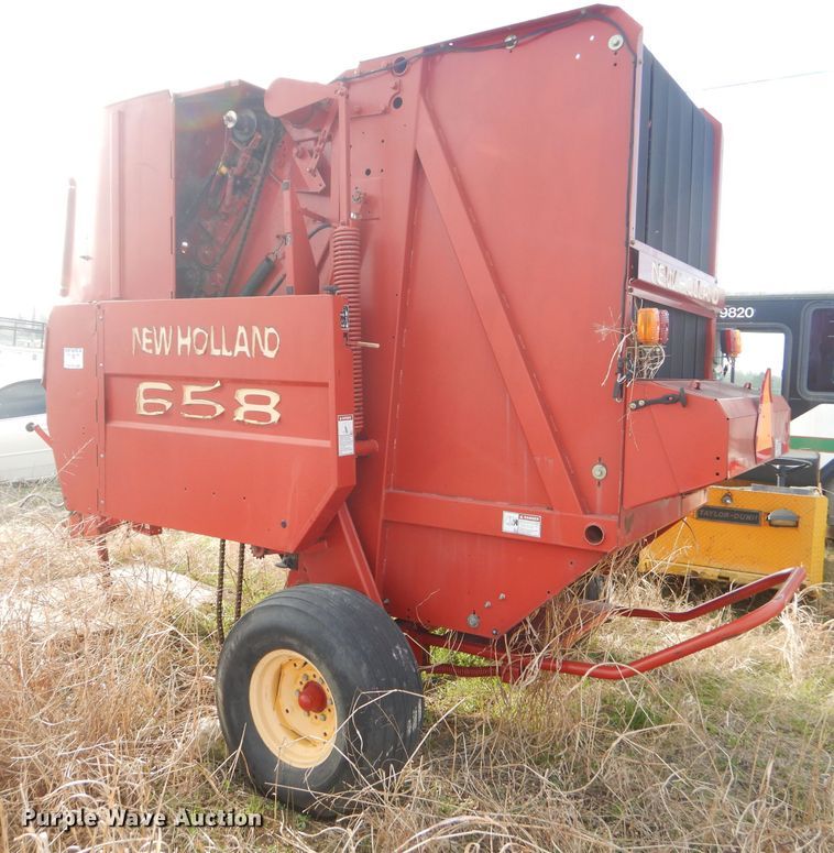 image for item GN9235 New Holland 658 round baler