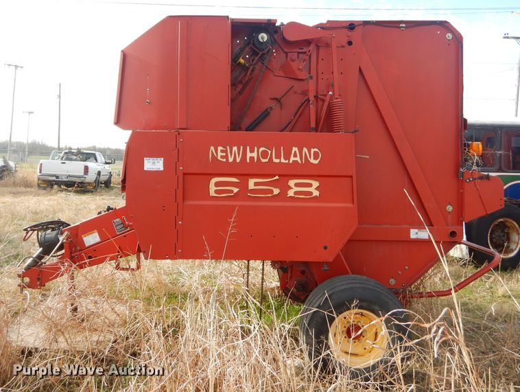 image for item GN9235 New Holland 658 round baler