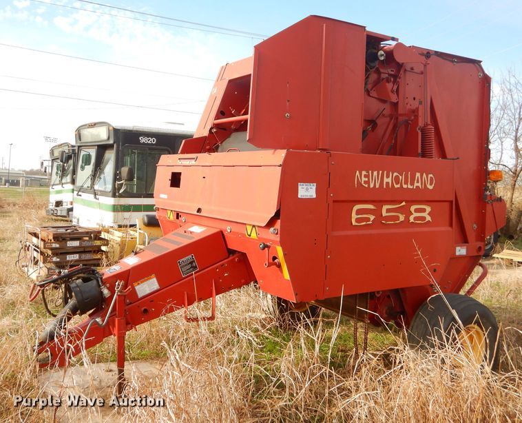 image for item GN9235 New Holland 658 round baler