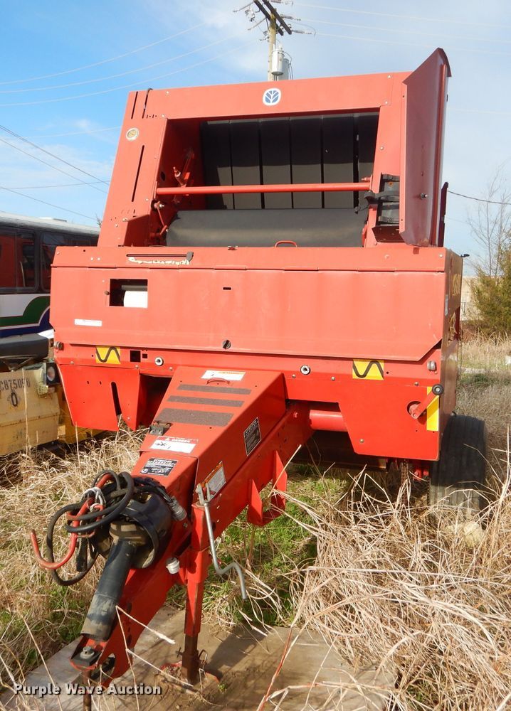 image for item GN9235 New Holland 658 round baler