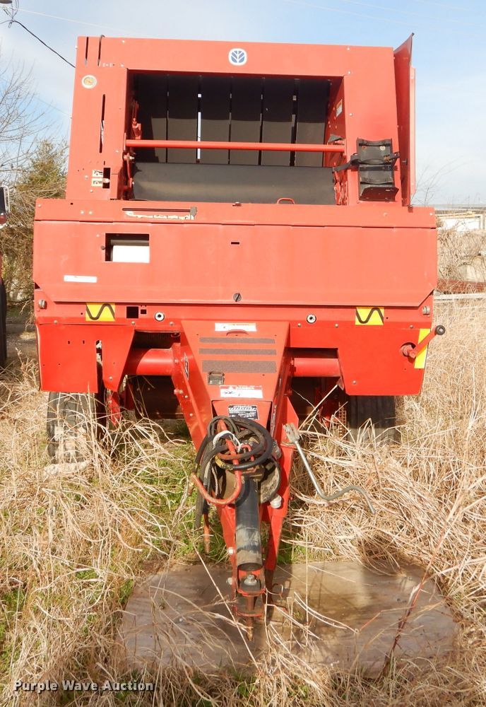 image for item GN9235 New Holland 658 round baler