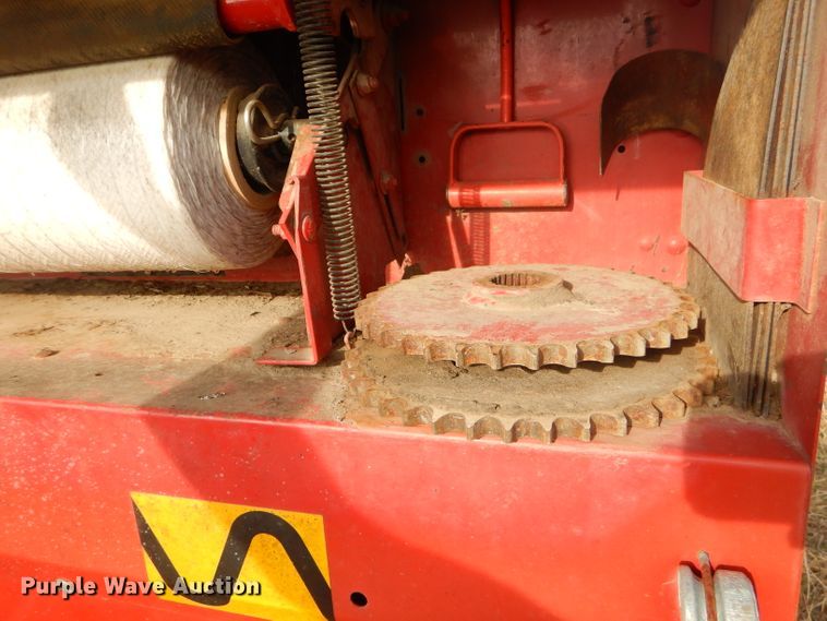 image for item GN9235 New Holland 658 round baler