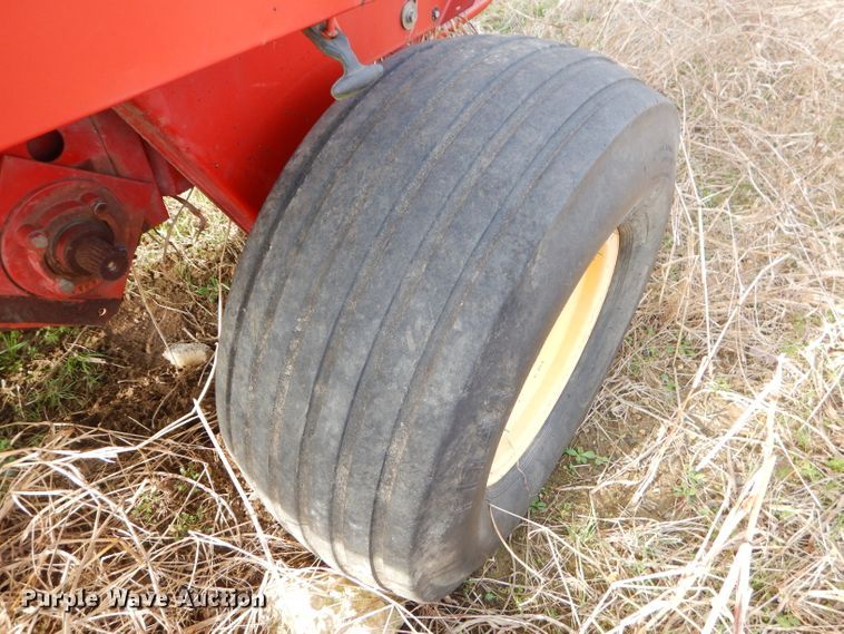 image for item GN9235 New Holland 658 round baler