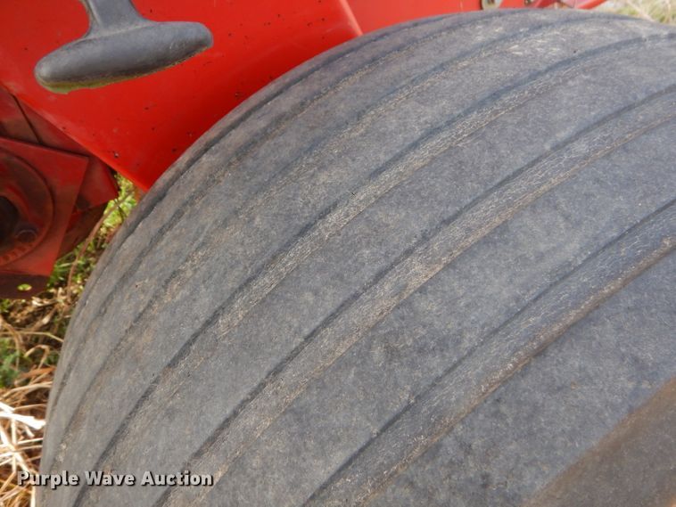 image for item GN9235 New Holland 658 round baler