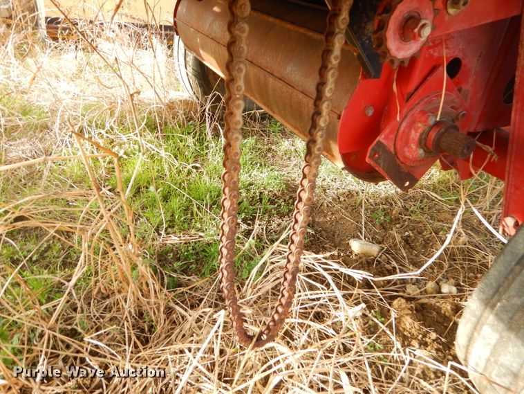 image for item GN9235 New Holland 658 round baler