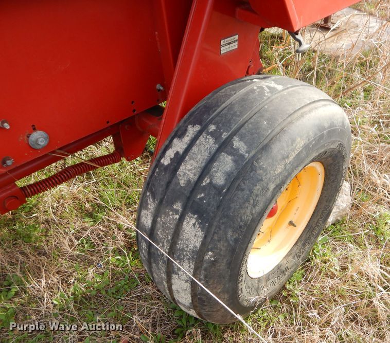 image for item GN9235 New Holland 658 round baler