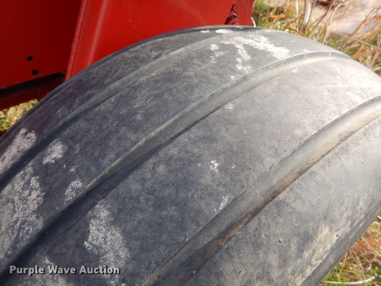 image for item GN9235 New Holland 658 round baler