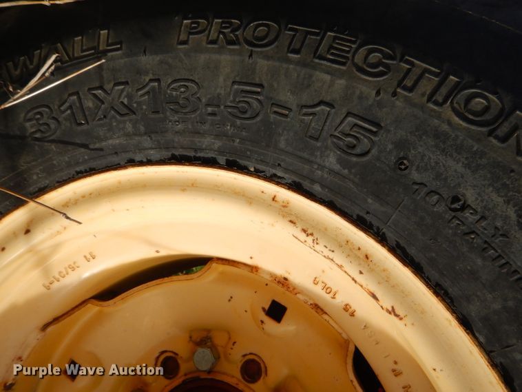 image for item GN9235 New Holland 658 round baler